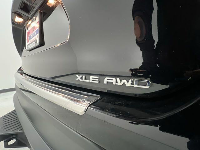 Photo of 2022 Midnight Black Metallic Toyota Highlander