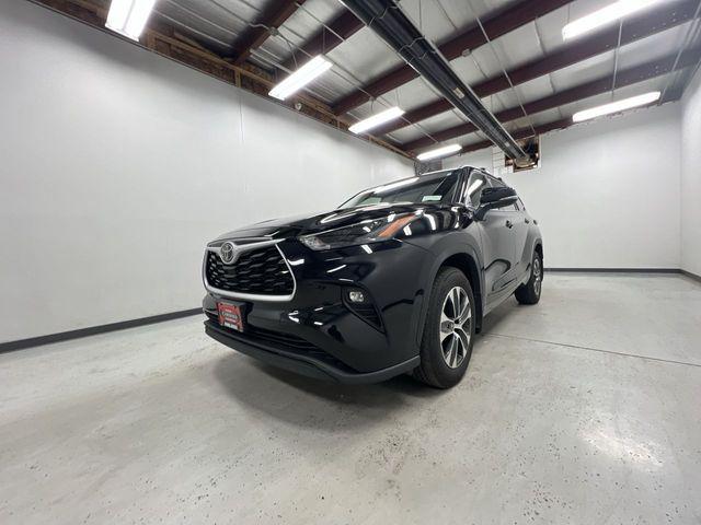 Photo of 2022 Midnight Black Metallic Toyota Highlander