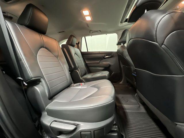 Photo of 2022 Midnight Black Metallic Toyota Highlander