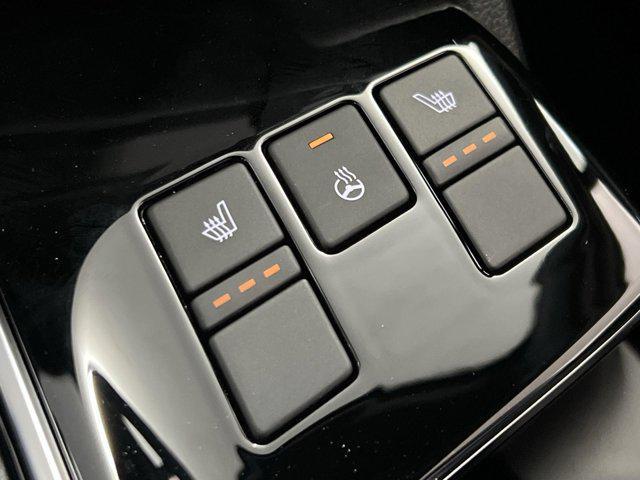 Photo of 2025 Glacial White Pearl Kia Sportage