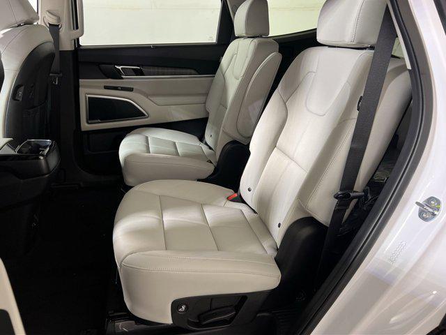 Photo of 2025 Glacial White Pearl Kia Telluride
