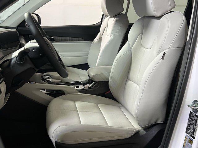 Photo of 2025 Glacial White Pearl Kia Telluride
