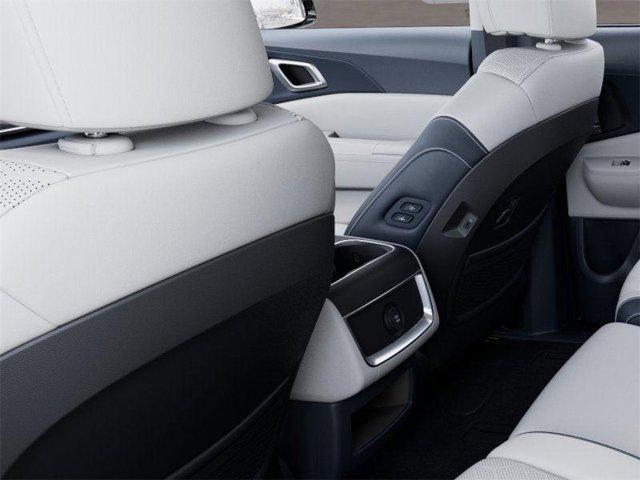 Photo of 2025 Snow White Pearl Kia Carnival