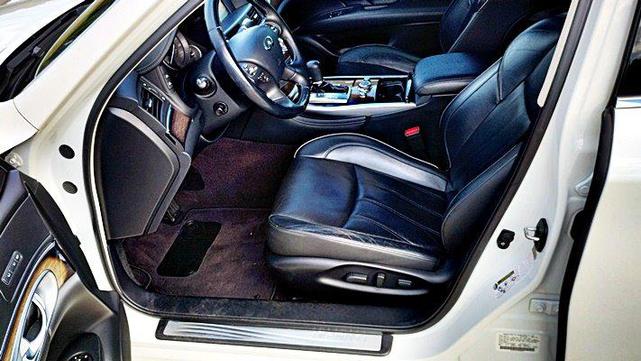 Photo of 2018 White INFINITI Q70L