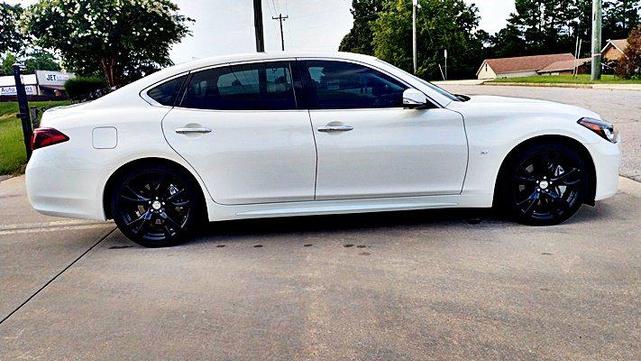 Photo of 2018 White INFINITI Q70L