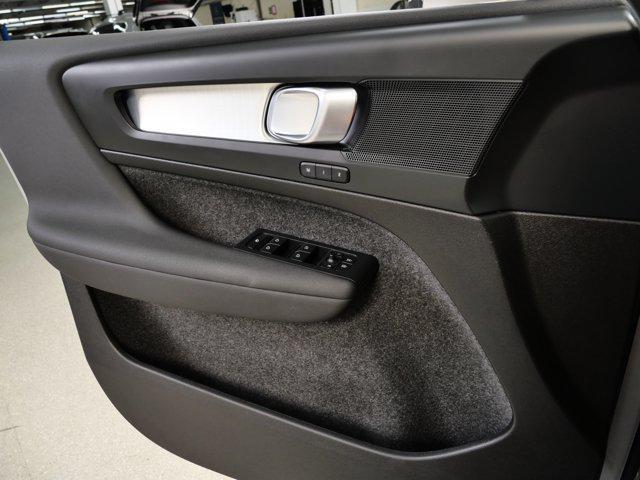 Photo of 2025 Silver Dawn Metallic Volvo XC40