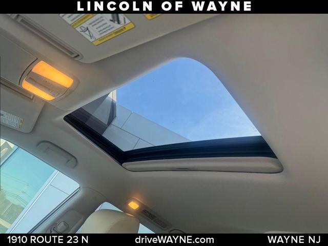 Photo of 2016 Majestic White INFINITI QX80