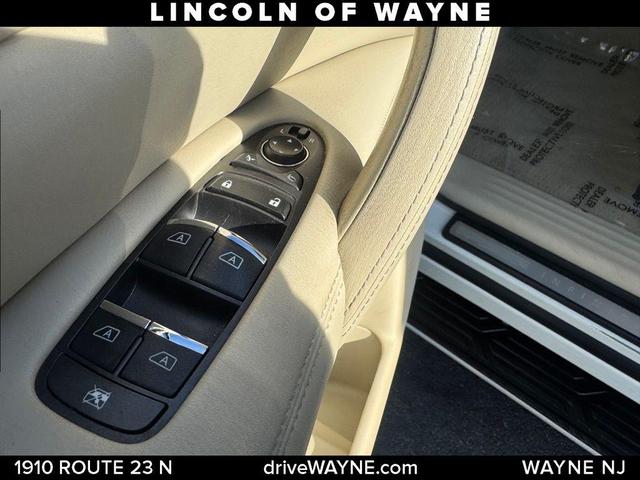 Photo of 2016 Majestic White INFINITI QX80