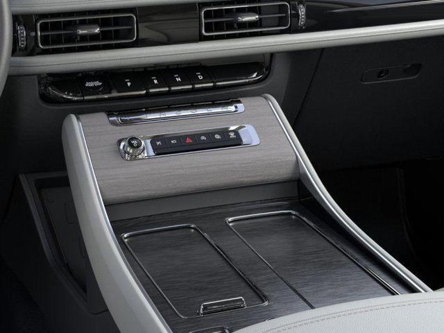 Photo of 2025 Crystal White Metallic Lincoln Aviator