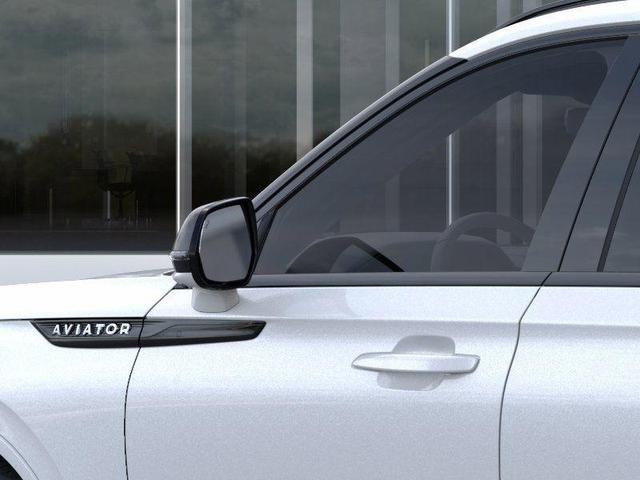 Photo of 2025 Crystal White Metallic Lincoln Aviator