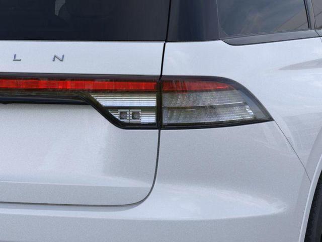Photo of 2025 Crystal White Metallic Lincoln Aviator