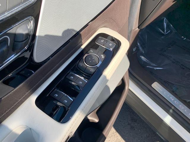 Photo of 2023 Pristine White Lincoln Aviator