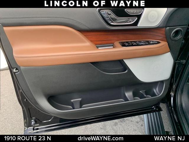 Photo of 2023 Infinite Black Metallic Lincoln Navigator