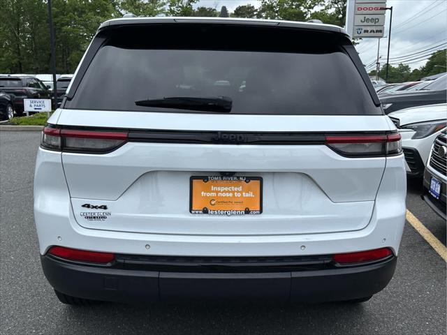 Photo of 2022 Bright White Clearcoat Jeep Grand Cherokee