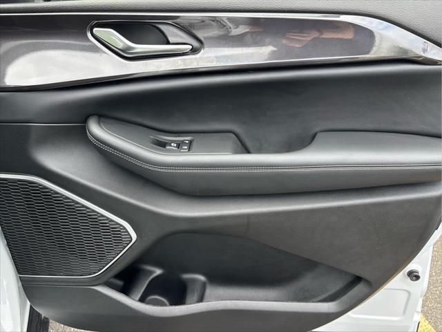 Photo of 2022 Bright White Clearcoat Jeep Grand Cherokee