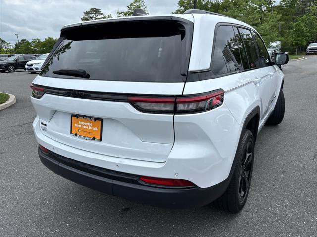 Photo of 2022 Bright White Clearcoat Jeep Grand Cherokee