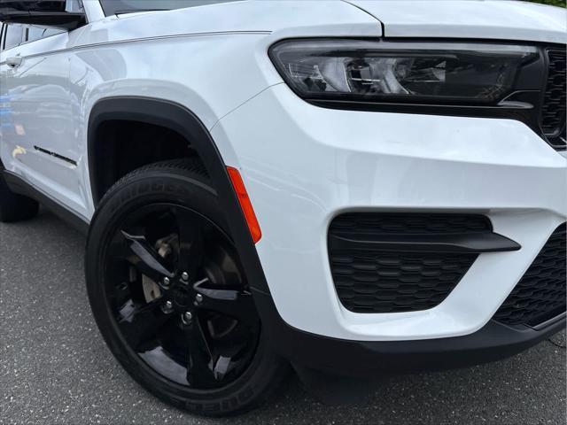 Photo of 2022 Bright White Clearcoat Jeep Grand Cherokee