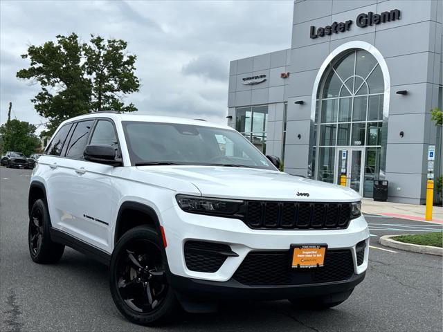 Photo of 2022 Bright White Clearcoat Jeep Grand Cherokee