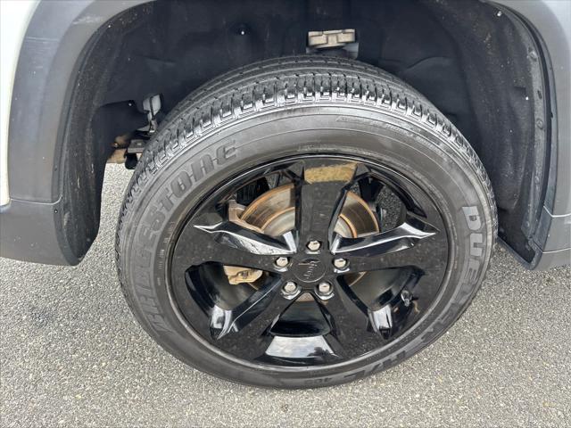 Photo of 2022 Bright White Clearcoat Jeep Grand Cherokee