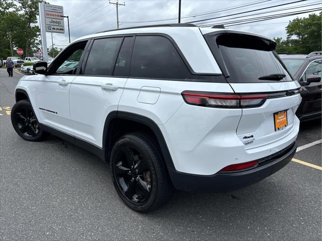 Photo of 2022 Bright White Clearcoat Jeep Grand Cherokee