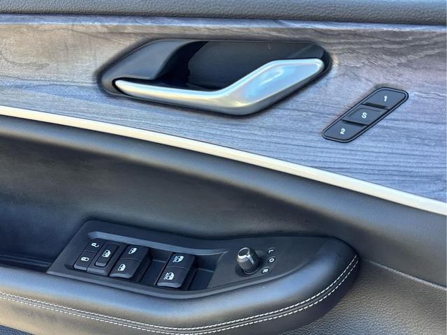 Photo of 2023 Baltic Gray Metallic Clearcoat Jeep Grand Cherokee L