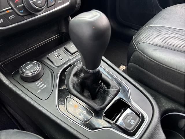 Photo of 2019 Bright White Clearcoat Jeep Cherokee