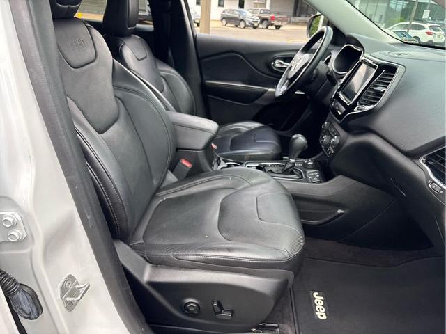 Photo of 2019 Bright White Clearcoat Jeep Cherokee