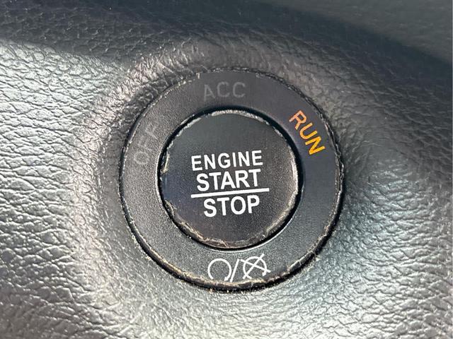 Photo of 2019 Bright White Clearcoat Jeep Cherokee