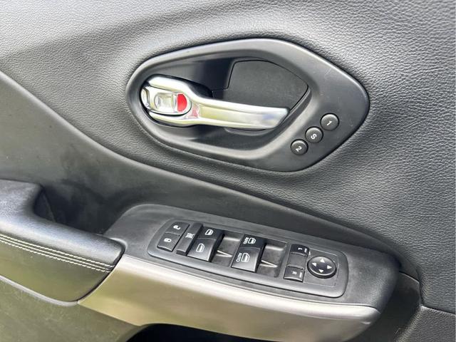 Photo of 2019 Bright White Clearcoat Jeep Cherokee