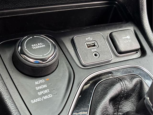 Photo of 2019 Bright White Clearcoat Jeep Cherokee