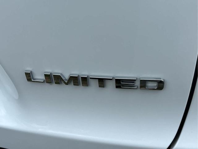 Photo of 2019 Bright White Clearcoat Jeep Cherokee