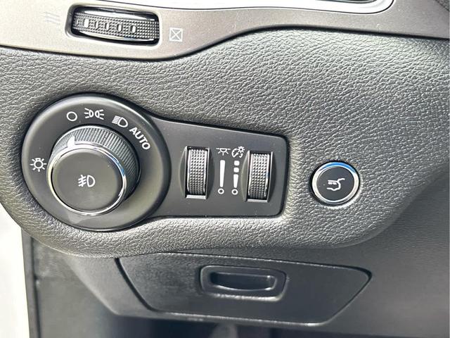 Photo of 2019 Bright White Clearcoat Jeep Cherokee
