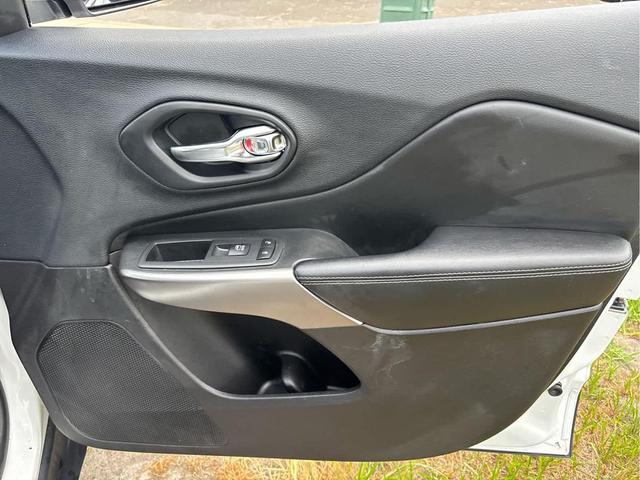 Photo of 2019 Bright White Clearcoat Jeep Cherokee