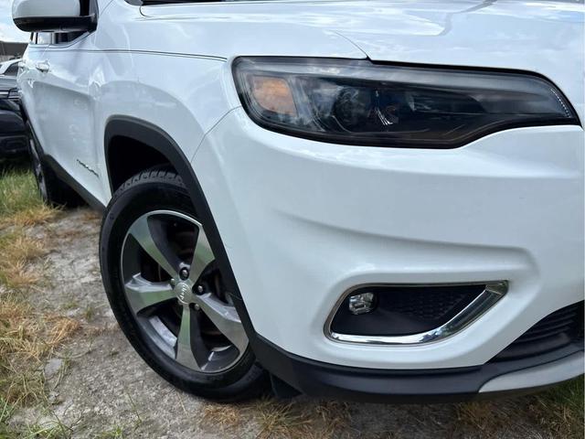 Photo of 2019 Bright White Clearcoat Jeep Cherokee