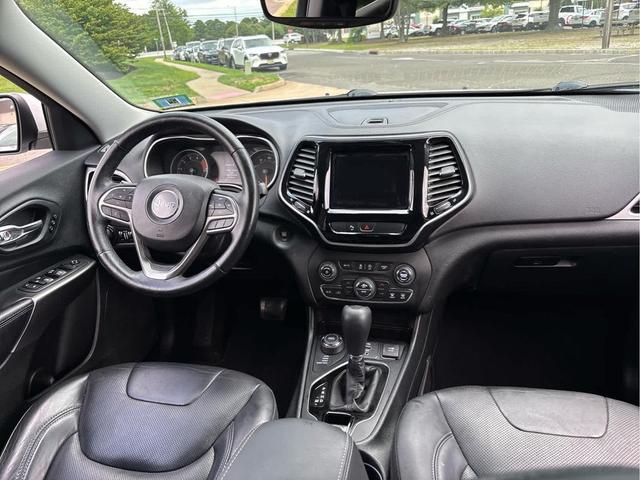 Photo of 2019 Bright White Clearcoat Jeep Cherokee