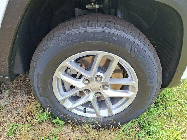 Photo of 2025 Bright White Clearcoat Jeep Grand Cherokee L