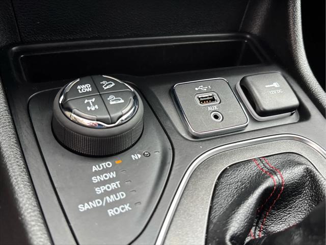 Photo of 2021 Bright White Clearcoat Jeep Cherokee