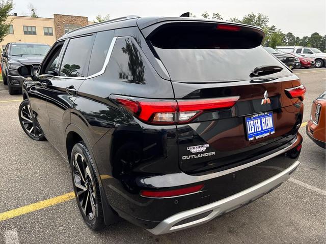 Photo of 2022 Labrador Black Pearl Mitsubishi Outlander