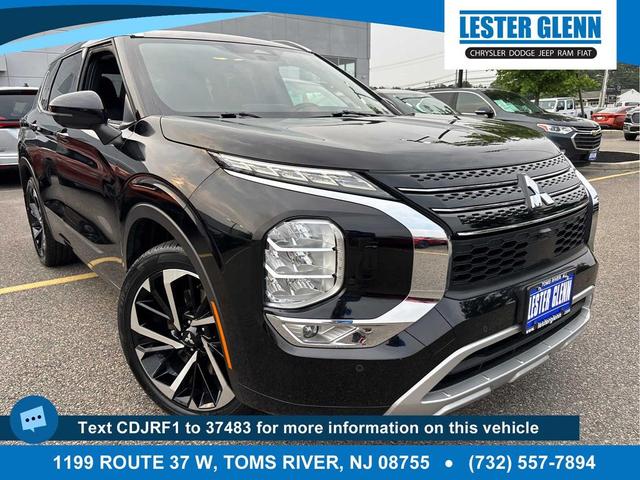 Photo of 2022 Labrador Black Pearl Mitsubishi Outlander