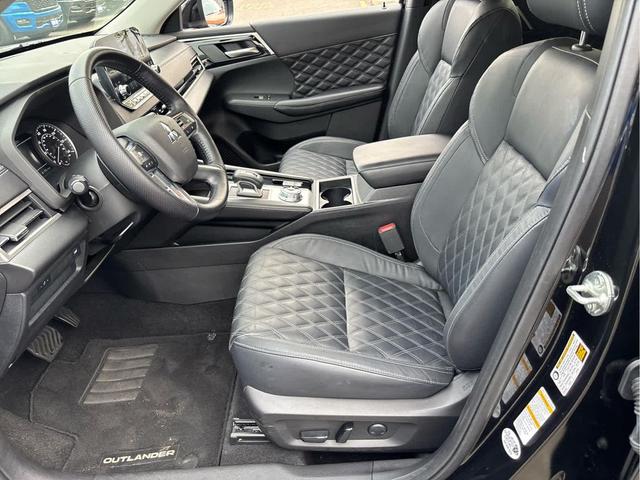Photo of 2022 Labrador Black Pearl Mitsubishi Outlander