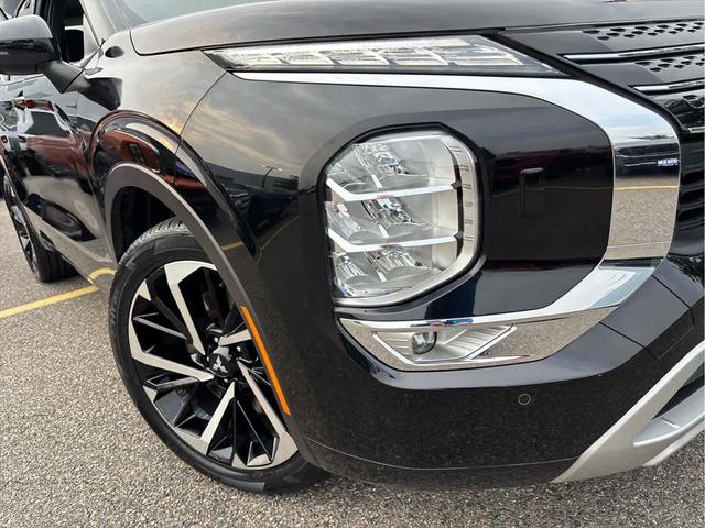 Photo of 2022 Labrador Black Pearl Mitsubishi Outlander
