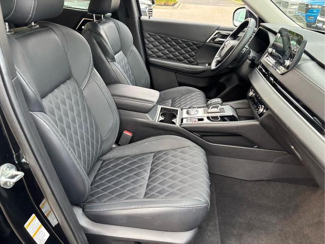 Photo of 2022 Labrador Black Pearl Mitsubishi Outlander