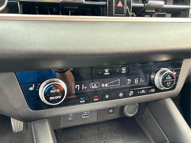 Photo of 2022 Labrador Black Pearl Mitsubishi Outlander