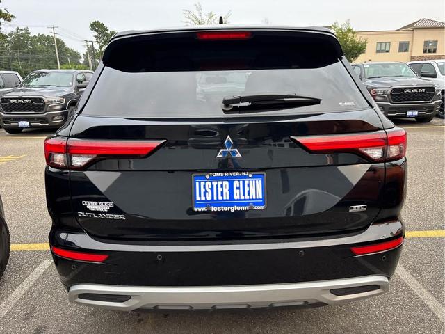 Photo of 2022 Labrador Black Pearl Mitsubishi Outlander
