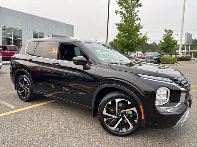 Photo of 2022 Labrador Black Pearl Mitsubishi Outlander