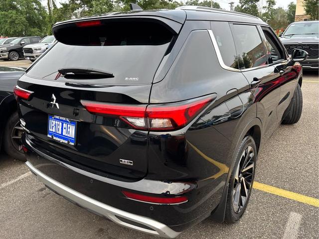 Photo of 2022 Labrador Black Pearl Mitsubishi Outlander