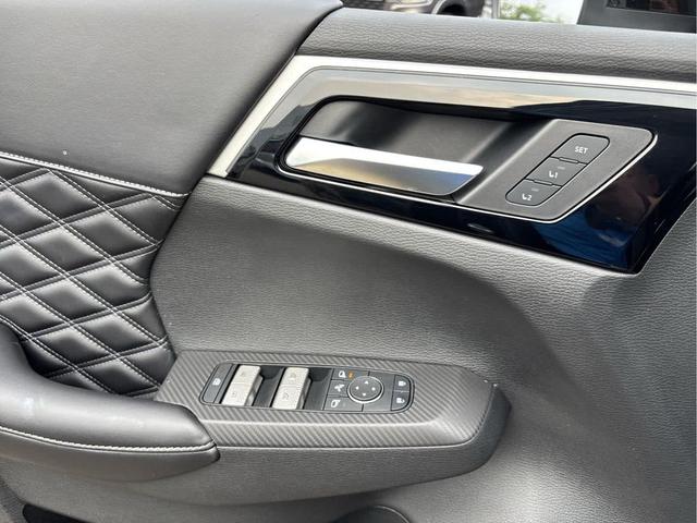 Photo of 2022 Labrador Black Pearl Mitsubishi Outlander