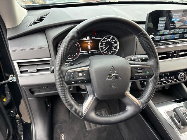 Photo of 2022 Labrador Black Pearl Mitsubishi Outlander