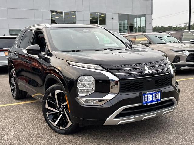 Photo of 2022 Labrador Black Pearl Mitsubishi Outlander