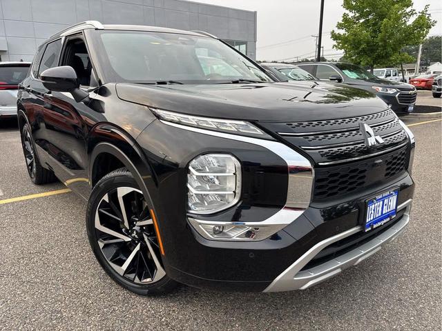 Photo of 2022 Labrador Black Pearl Mitsubishi Outlander